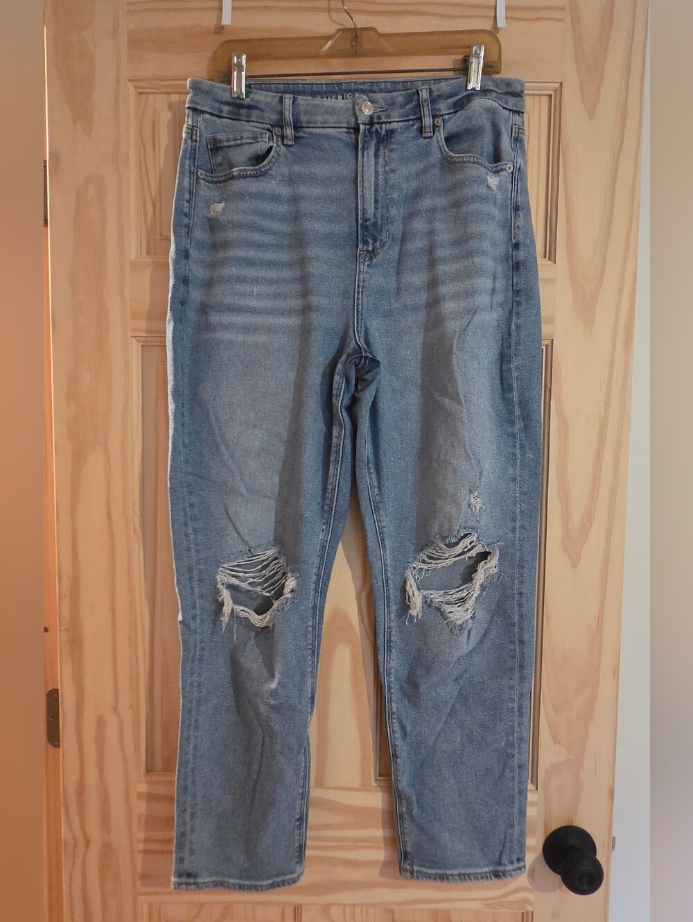 American Eagle Outfitters Light Blue Distressed Curvy MOM Straight Jeans
